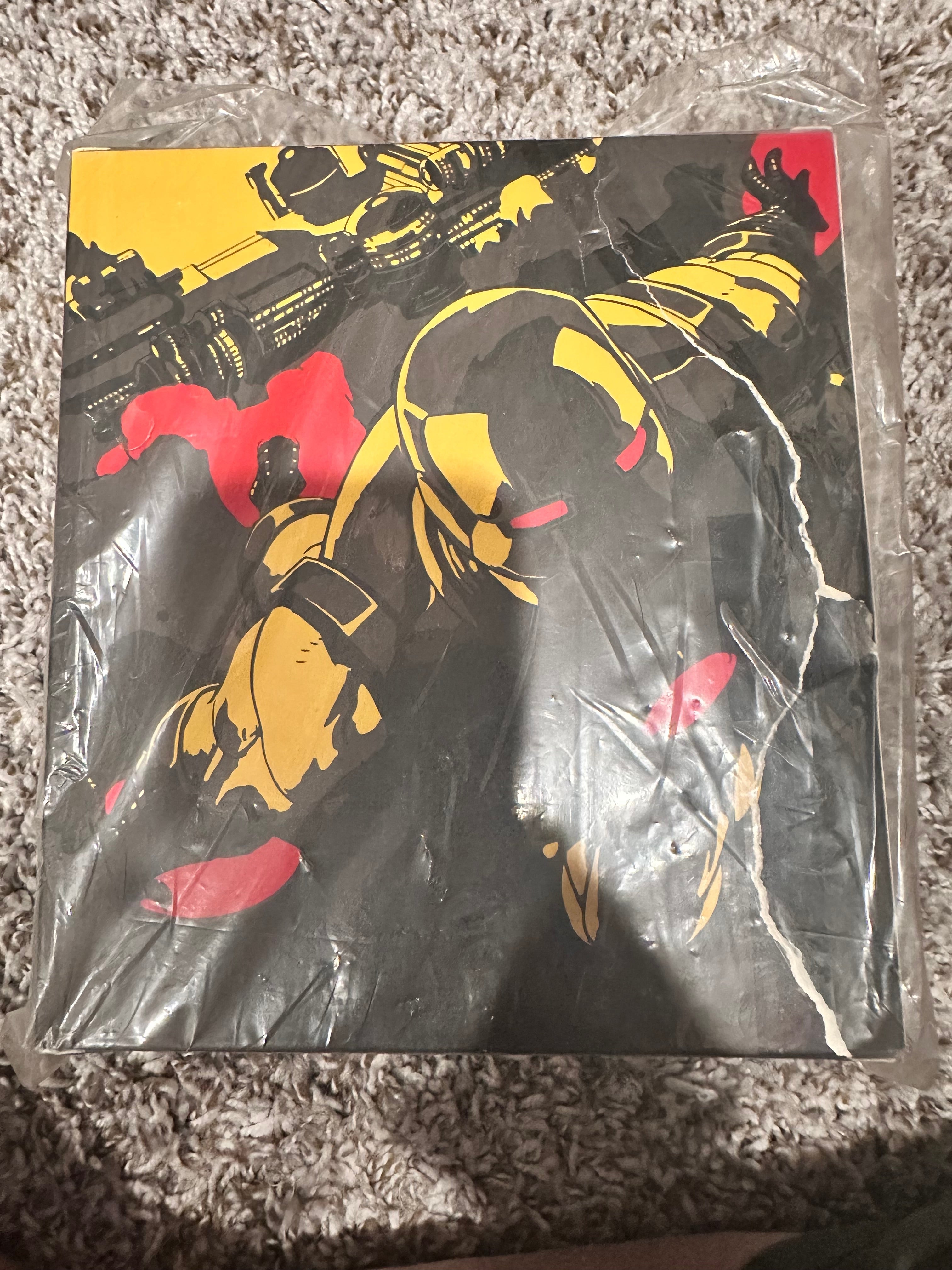 Mezco One:12 Collective Invincible Iron Man EXCLUSIVE Marvel Figure Damaged Outer Box